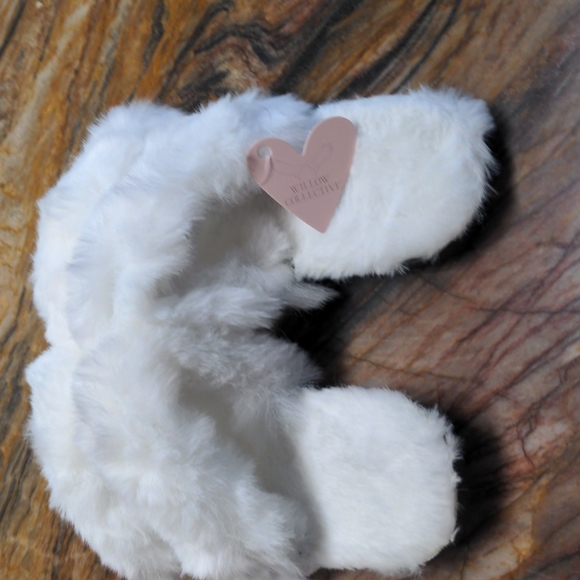 WILLOW COLLECTIVE Fuzzy Slippers - Picture 2 of 6